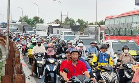 Người dân TPHCM di chuyển thế nào để 'né' ùn tắc dịp nghỉ lễ 30/4-1/5?
