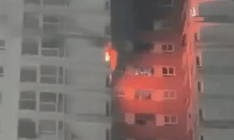 Cháy căn hộ tầng 16 chung cư ở TPHCM, người dân hoảng loạn tháo chạy