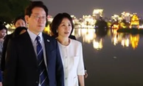 Tổng thống Hàn Quốc và Phu nhân dạo hồ Hoàn Kiếm