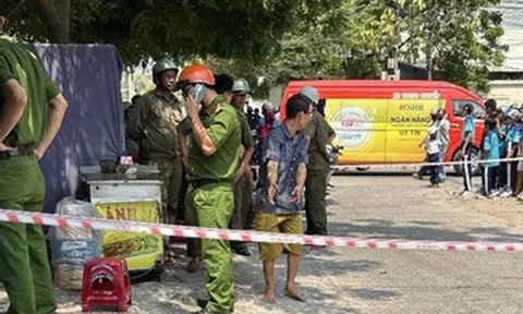 Nam sinh lớp 9 đâm bạn tử vong trước cổng trường