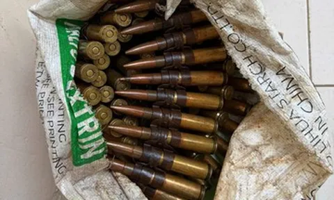 Người phụ nữ đến công an giao nộp vật nghi là băng đạn 99 viên