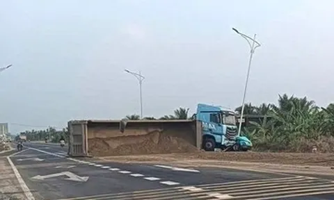 Ô tô đầu kéo va chạm xe taxi, một hành khách tử vong ở Đắk Lắk