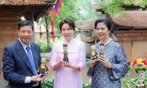 Phu nhân Tổng thống Hàn Quốc mặc áo dài Việt Nam, cùng Phu nhân Ngô Phương Ly xem múa rối nước