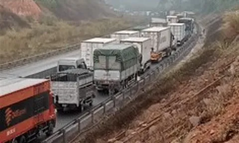 Sau vụ tai nạn giao thông, hàng trăm ô tô ‘chôn chân’ trên cao tốc Bắc - Nam