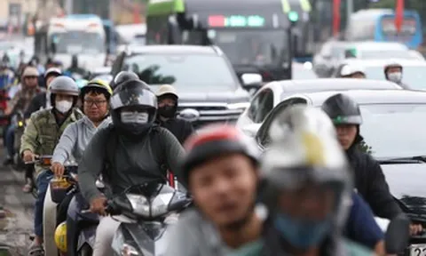 Người dân ùn ùn về quê nghỉ lễ, tại cửa ngõ Hà Nội dòng xe nhích từng mét