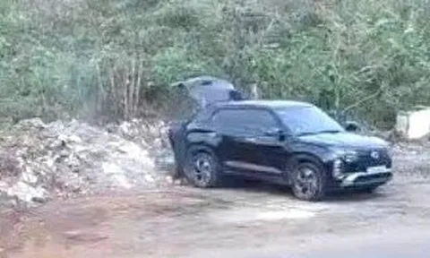 Người đàn ông lái ô tô chở 5 bao rác đi đổ bừa, bị camera 'bắt quả tang'