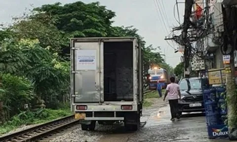 Tàu hỏa phải phanh gấp vì bị ô tô 'lấn đường' ở Hà Nội