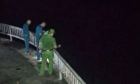 Để lại xe máy trên đập, vợ chồng trẻ nhảy hồ tử vong