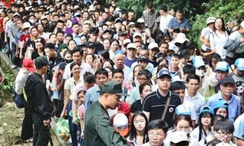 Biển người đổ về Đền Hùng trước ngày Giỗ tổ Hùng Vương