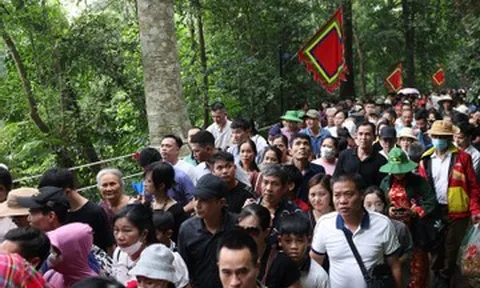 Dòng người ùn ùn đổ về Đền Hùng trước ngày chính lễ