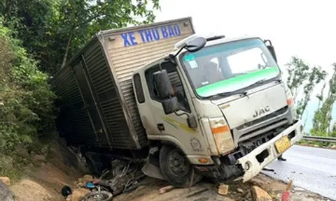 Xe thư báo tông xe máy trên đèo Cù Mông, 2 người thương vong