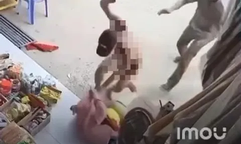 Xôn xao clip người đàn ông khỏa thân xông vào tiệm tạp hóa hành hung cô giáo