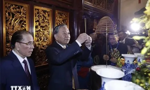 Tổng Bí thư, Chủ tịch nước Tô Lâm dâng hương 
tưởng niệm các vua Hùng