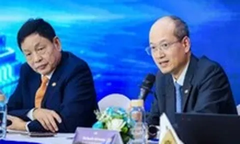 Giá cổ phiếu giảm liên tục, cổ đông gợi ý ‘đỡ’ giá, lãnh đạo FPT nói 'sẽ cân nhắc'