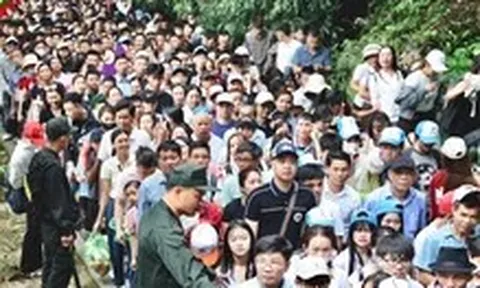 Người dân nườm nượp đổ về Đền Hùng trước ngày giỗ Tổ