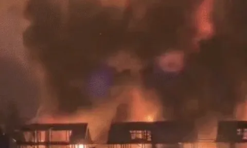 Hà Nội: Cháy ngùn ngụt bãi chứa sơn, dung môi kèm nhiều tiếng nổ lớn