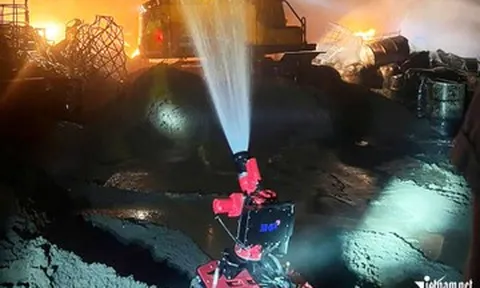 Hiện trường cháy bãi chứa dầu thải ở Hà Nội: Khí độc bốc mạnh, huy động rô-bốt dập lửa