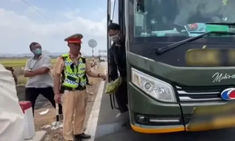 Xe khách 'nhồi' thêm 13 người dịp lễ, tài xế và chủ xe bị phạt 97,5 triệu đồng