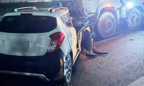 Hà Nội: Ô tô con biến dạng sau cú tông xe ben, người phụ nữ mắc kẹt ở ghế phụ