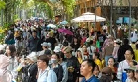 Nghỉ lễ giỗ Tổ: Điểm vui chơi, mua sắm TP.HCM đông nghẹt khách