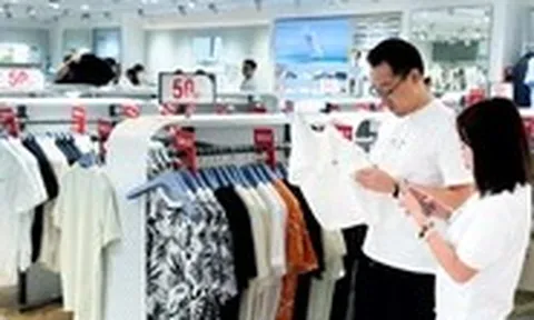 Dịp giỗ Tổ Hùng Vương: Người dân chi tiêu thận trọng, trung tâm thương mại hút khách