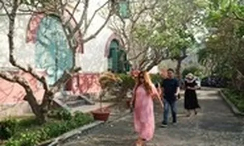 Lầu Bảo Đại Nha Trang nhộn nhịp khách tham quan ngày đầu mở cửa