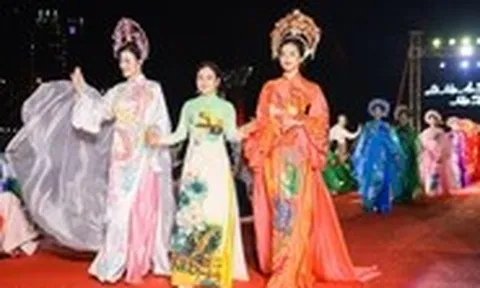 Độc đáo đêm trình diễn áo dài trên cây cầu lâu đời nhất bắc  qua sông Hàn