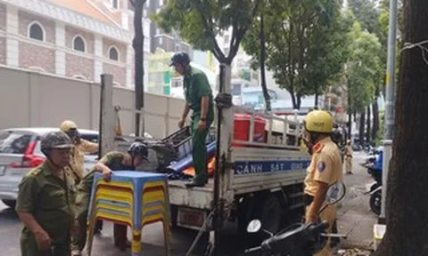 Tạm giữ nhiều xe bánh mì, tủ nước mía do lấn chiếm vỉa hè ở trung tâm TPHCM