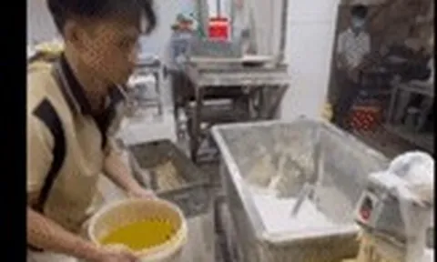 Giật mình trước các vụ đột kích lò sản xuất mì trộn chất cấm