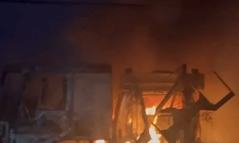 Xe cứu hộ bất ngờ bốc cháy ngùn ngụt lúc rạng sáng