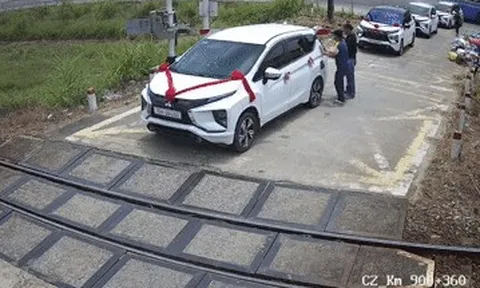 Xe đám cưới cố vượt gác chắn, mắc kẹt sát đường ray khi tàu sắp đến