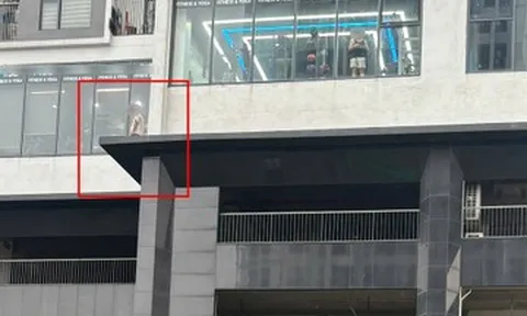 Hà Nội: Dùng xe thang giải cứu người đàn ông khỏi vị trí nguy hiểm tại chung cư