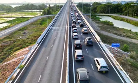 CSGT tạm đóng lối vào cao tốc, đường Vành đai 3 TPHCM ùn tắc kéo dài