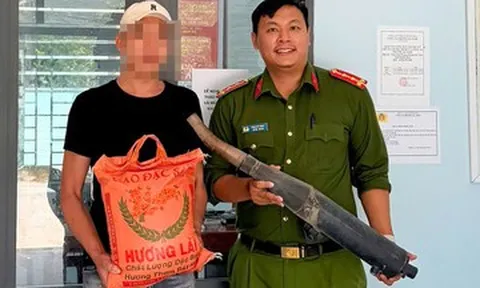 Đem pô xe độ đến công an, người dân bất ngờ nhận 10kg gạo