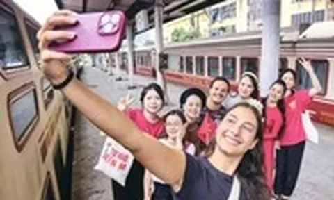 Đi chuyến tàu đoàn viên mừng 51 năm ngày thống nhất đất nước