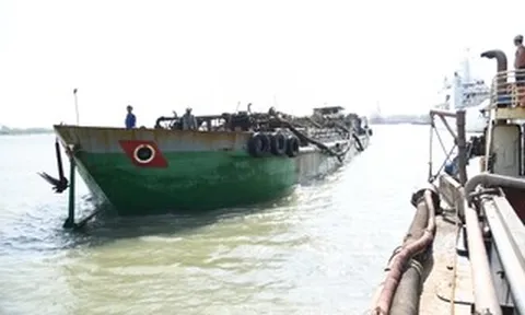 Tạm giữ một tàu đang hút cát từ đáy biển lên