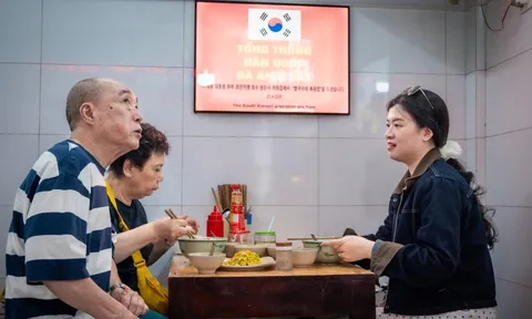 Thực hư chủ quán Hà Nội 'đóng khung' bàn ghế Tổng thống Hàn Quốc ngồi?