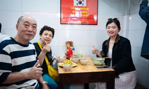 Nườm nượp khách ăn phở giống Tổng thống Hàn Quốc, mong 'xin vía'