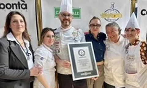 Chiếc bánh tiramisu 440m lập kỷ lục Guinness