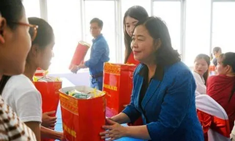 Chủ tịch Ủy ban Trung ương MTTQ Bùi Thị Minh Hoài thăm, tặng quà công nhân ở Thanh Hóa
