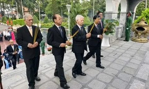 Lãnh đạo TPHCM viếng Nghĩa trang Liệt sĩ Bình Dương và Bà Rịa - Vũng Tàu