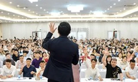 Một công ty dừng bán khóa học ‘dạy làm giàu’, chủ tịch là diễn giả nổi tiếng từ chức
