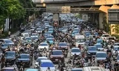 Dòng người ùn ùn rời Hà Nội nghỉ lễ, một ô tô bốc cháy ở đường trên cao