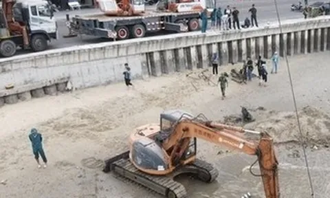 Bất ngờ phát hiện nhiều vũ khí khi trục vớt xe tăng tại bãi biển Quy Nhơn