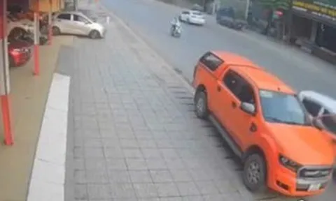 VIDEO: Đang mở cửa xe, tài xế xe bán tải bị tông văng