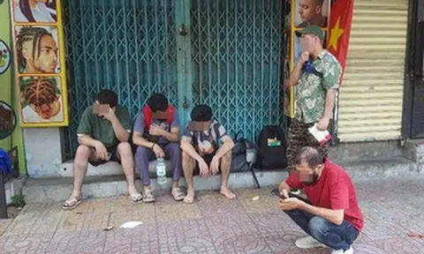 Cháy nhà hàng, 5 người nước ngoài trèo cửa sổ thoát thân