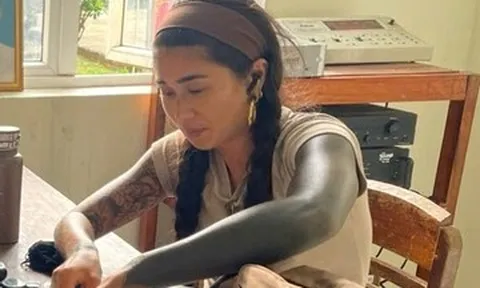 Cô gái Australia xinh đẹp viết bức thư 2 thứ tiếng cảm ơn bộ đội biên phòng