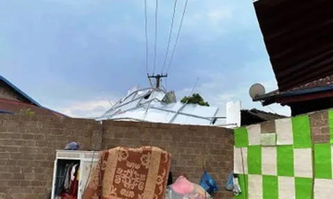 Cảnh tan hoang sau trận giông lốc quét qua xã Vân Hồ