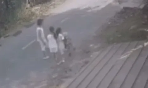 Vừa đưa xe nôi cho bé gái đẩy, người phụ nữ bị ô tô lao đến tông tử vong