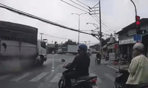 Xe tải lao như tên bắn qua ngã tư, tông chết người rồi húc thẳng nhà dân